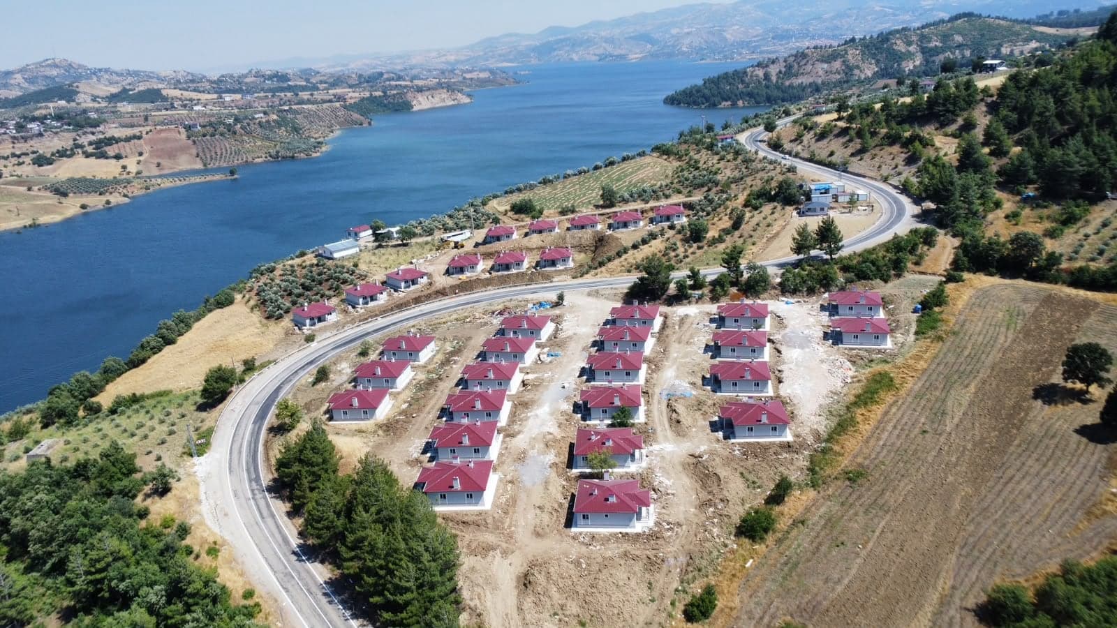 Depremden etkilenen ailelere 411 kalıcı konut teslim ettik